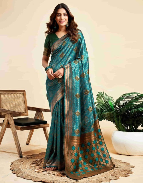 Exquisite Peacock Blue Benarasi Silk Woven Saree with Luxurious Golden Jacquard Detailing and Contrasting Dark Green Blouse